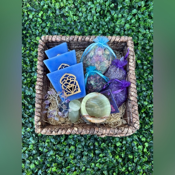 Crystal & Botanical Gift Set | Cleansing, Love, and Spiritual Clarity - Picture 9 of 9